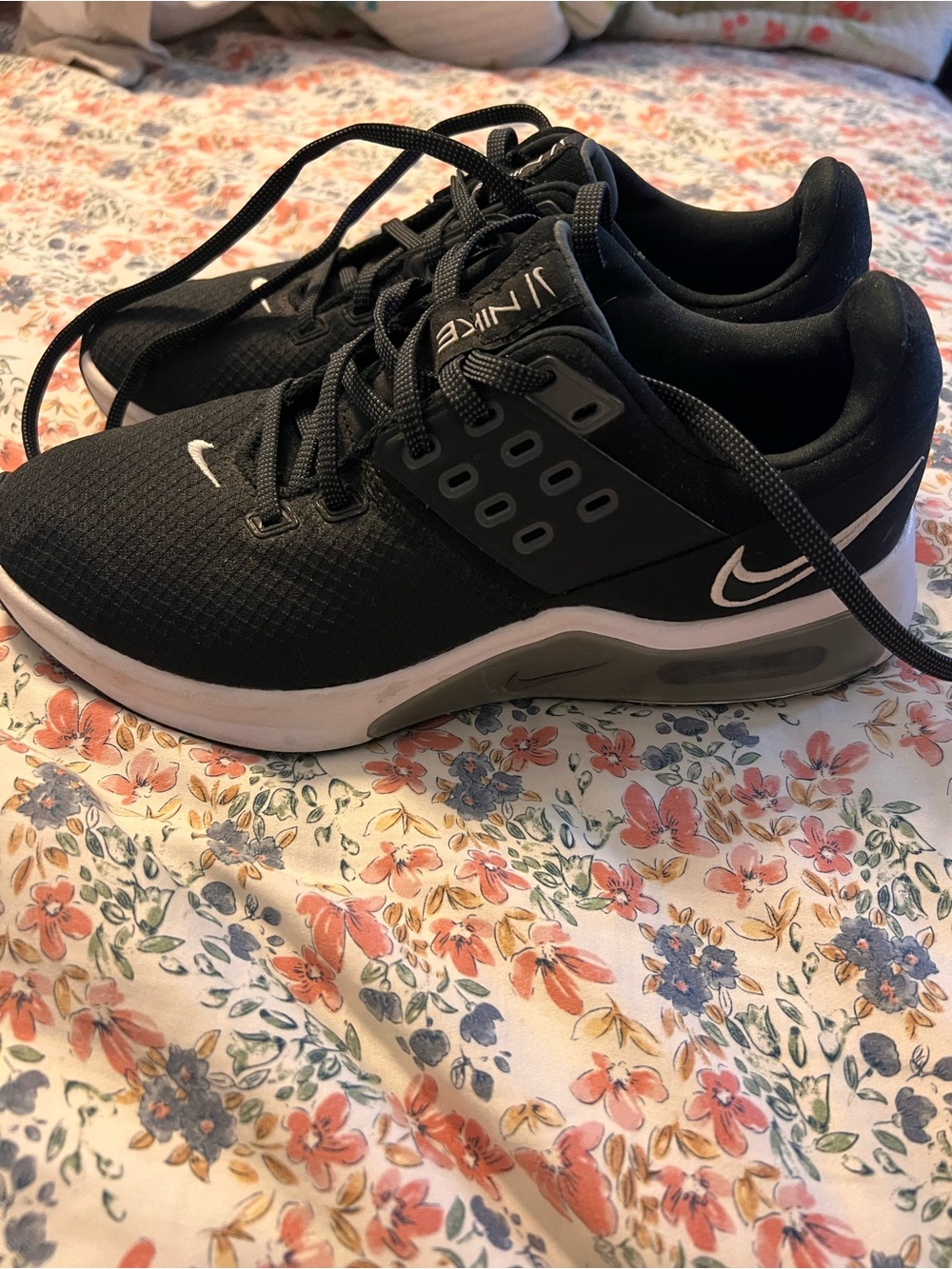 Nike Air Max Bella TR 4 Black and white training/ Running Shoes - Picture 4 of 13